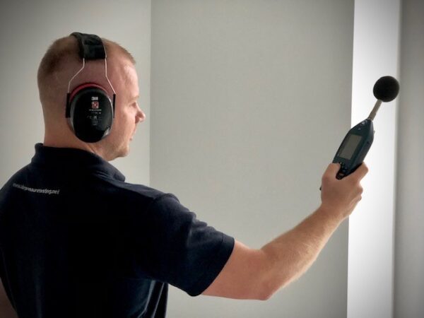 APT-Sound-Test-Engineer-undertaking_Sound-Testing-to-Walls-in-London