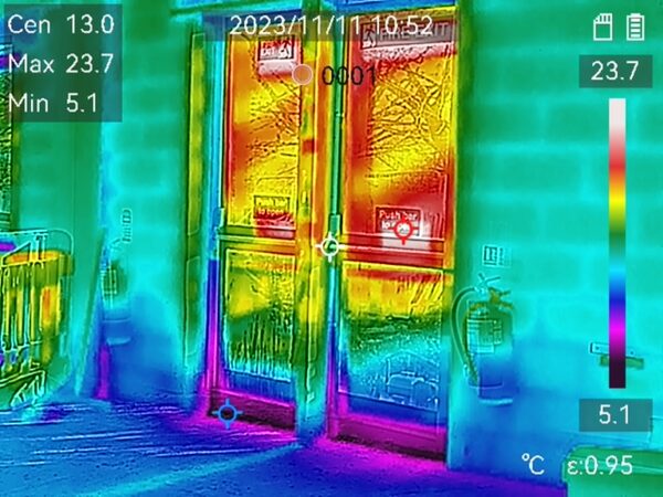 Thermal-image-air-leakage-around-front-doors